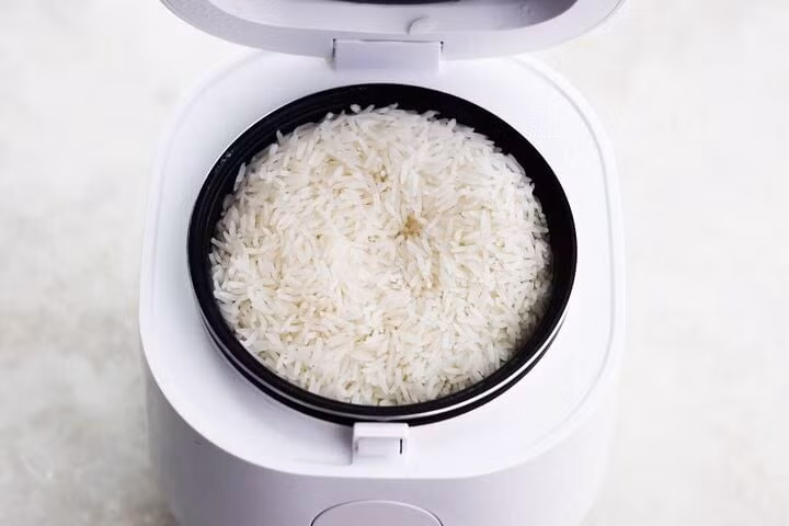 Không nên vo gạo trong nồi cơm điện. (Ảnh: Martha Stewart)