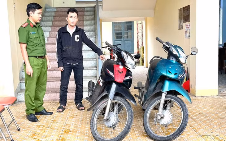 Đối tượng Huỳnh Ngọc Lộc (áo đen) và tang vật vụ trộm cắp. Ảnh: CACC