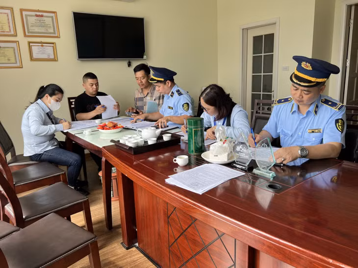 Đội QLTT số 1 (Cục QLTT tỉnh) và các chủ tàu du lịch ký cam kết chấp hành pháp luật trong kinh doanh du lịch, dịch vụ.