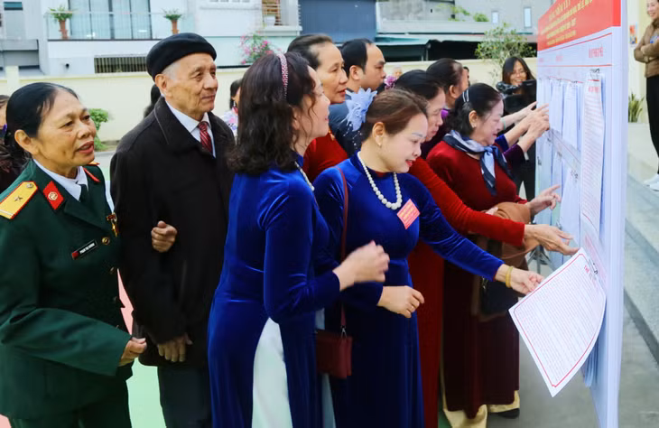 Cử tri khu phố 8, phường Quang Trung, TP Uông Bí theo dõi thông tin người ứng cử, danh sách cử tri và các quy định trước khi tiến hành bầu cử.