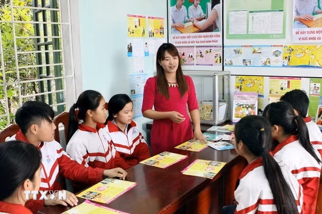 Tuyên truyền chăm sóc sức khỏe sinh sản vị thành niên, thanh niên được triển khai tại các trường trung học cơ sở, trung học phổ thông trên địa bàn tỉnh Bắc Giang nhằm khắc phục những thách thức trong công tác dân số/kế hoạch hóa gia đình và nâng cao chất lượng dân số. (Ảnh: Dương Ngọc/TTXVN)