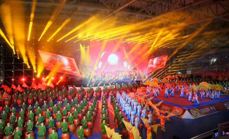 Màn trống hội chào mừng Giải Taekwondo Cảnh sát Châu Á mở rộng năm 2024 với chủ đề “Khát vọng tỏa sáng” của Đoàn nghệ thuật trống hội Học viện Cảnh sát nhân dân.