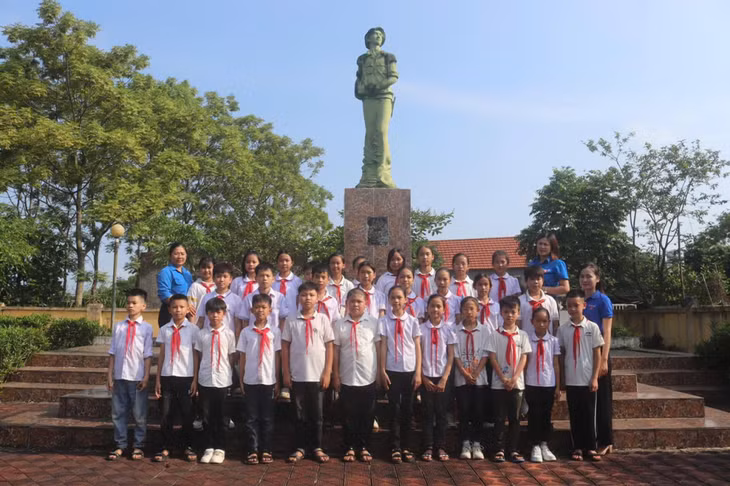 Đoàn Thanh niên xã Đầm Hà (huyện Đầm Hà) tổ chức nói chuyện truyền thống cho các em học sinh tại Tượng đài anh hùng liệt sỹ Hà Quang Vóc.