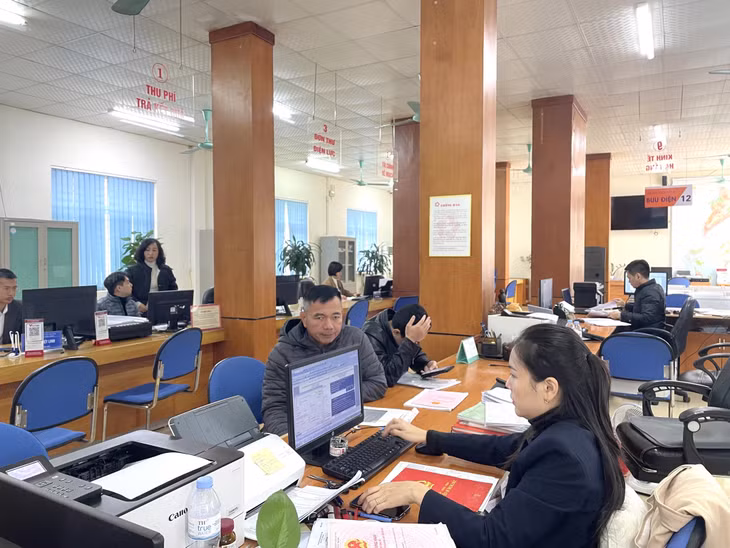 Người dân đến làm thủ tục hành chính tại Trung tâm Hành chính công huyện Vân Đồn.