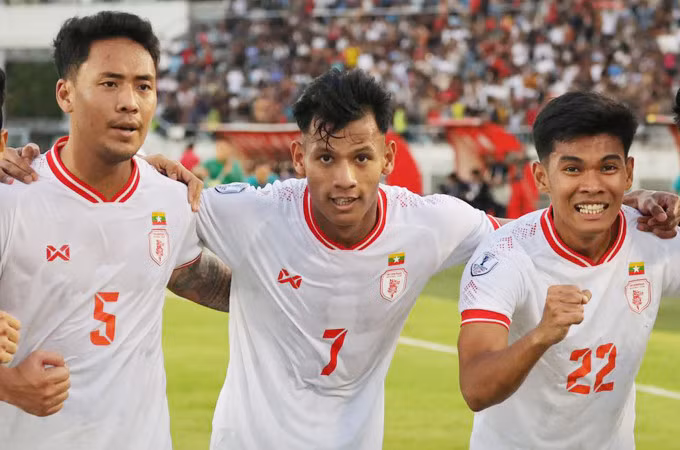 Cầu thủ Myanmar mừng chiến thắng Lào trên sân Thuwunna tối 18/12.