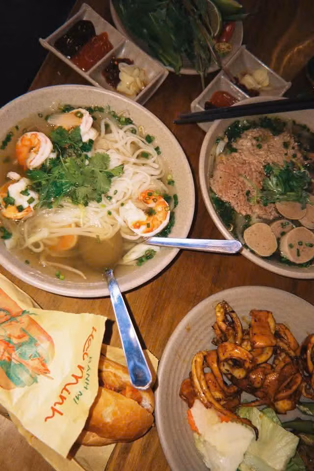 Phở, hủ tiếu, bánh mì, thịt nướng trong chuyến foodtour ở TP HCM của Divya. Ảnh: NVCC