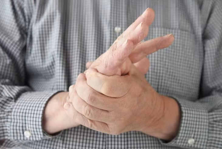 Thường xuyên bị tê ở một tay có thể do thoái hóa đốt sống cổ. (Ảnh: ITN)