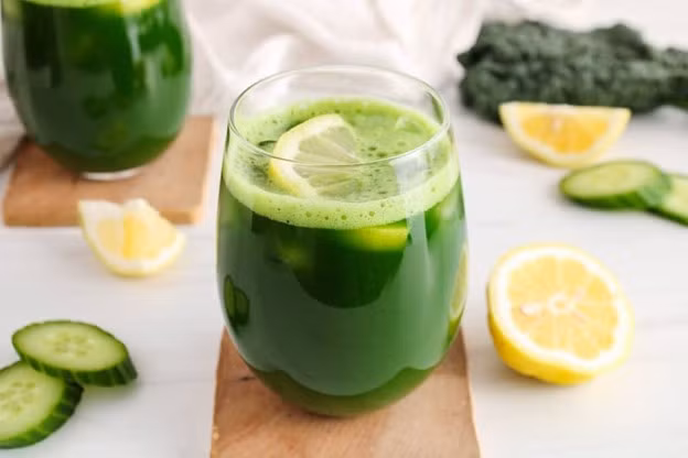 Nước ép dưa chuột và chanh giúp làn da luôn đủ nước ngay cả trong ngày mùa đông khô hanh.