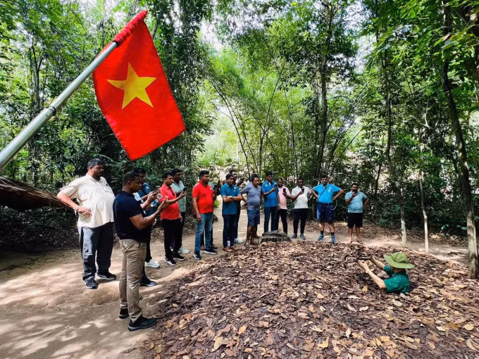 Đoàn khách Ấn Độ nghe hướng dẫn viên địa phương thuyết trình tại địa đạo Củ Chi hồi tháng 9. Ảnh: Phạm Minh Vương