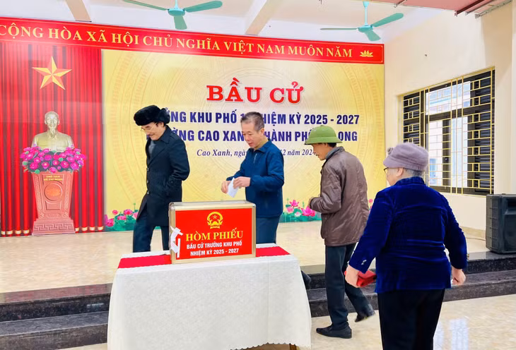 Cử tri phường Cao Xanh (TP Hạ Long) đi bầu cử.