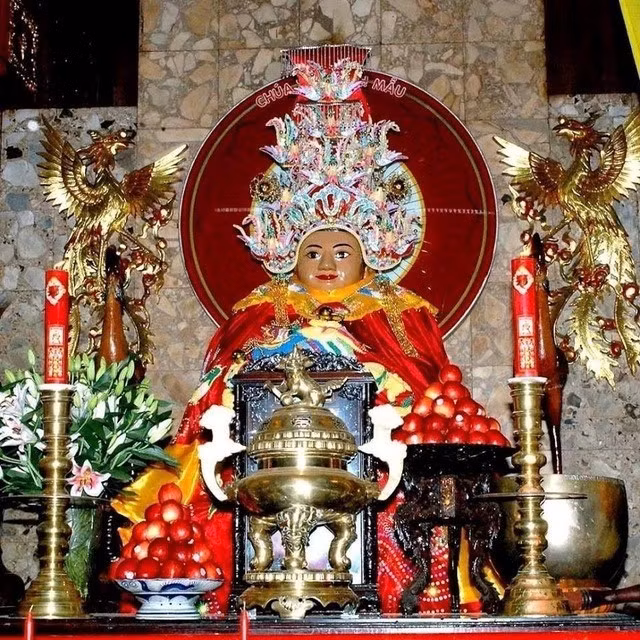 Tượng Bà Chúa Xứ được đặt ở chánh điện. Ảnh: Cáp treo núi Sam