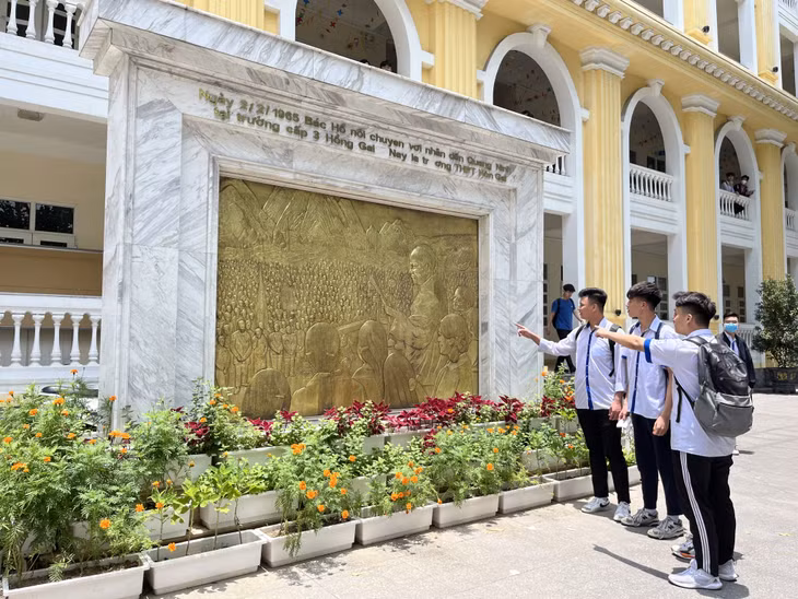 Trong khuôn viên Trường THPT Hòn Gai (Trường Cấp III Hòn Gai xưa) hiện có bức phù điêu ghi lại cảnh ngày Bác Hồ về thăm và nói chuyện với nhân dân tại sân trường năm 1965.