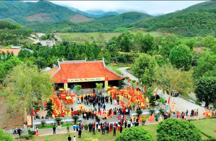 Du khách tham quan Thái Miếu. (Ảnh: địa phương cung cấp)