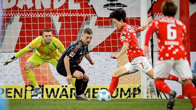 Lee jae-sung xoay người dứt điểm ghi bàn thứ hai cho Mainz. Ảnh: FC Bayern