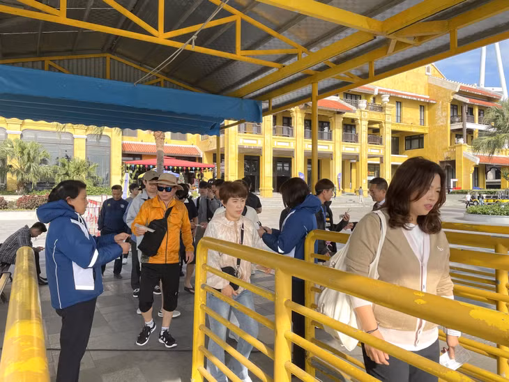 Khách du lịch tham quan vịnh Hạ Long qua Cảng tàu khách quốc tế Hạ Long.