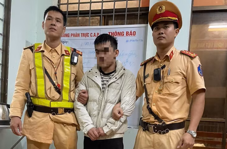 Tài xế N.H.T.H bị lực lượng CSGT Công an TP Quảng Ngãi khống chế bắt giữ sau hành trình dài truy bắt qua nhiều tuyến đường.