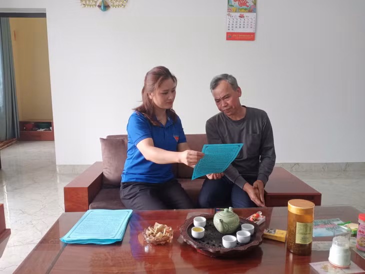 Chị Khổng Thị Ngọ tuyên truyền, vận động người dân.