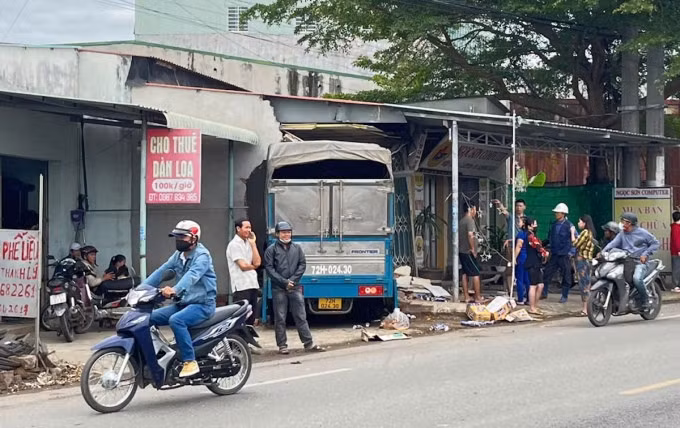 Ôtô tải lao vào nhà một người dân sau khi va chạm xe khách. Ảnh: Hắc Minh