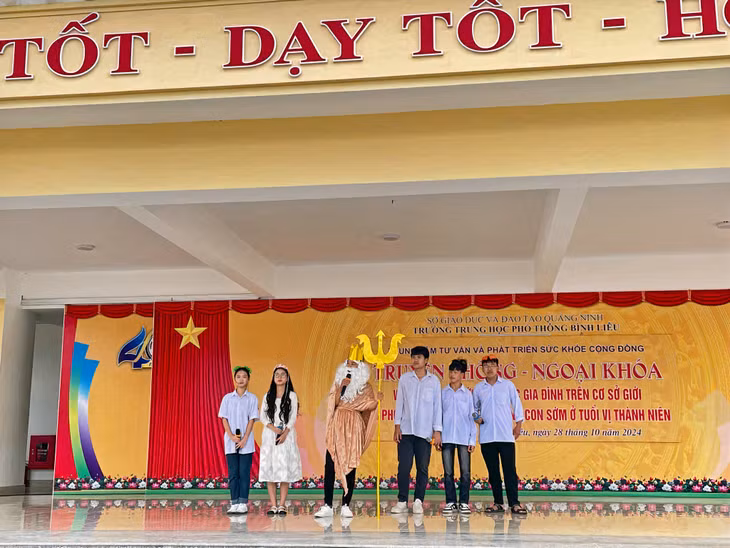 Trường THPT Bình Liêu (huyện Bình Liêu) tổ chức chương trình truyền thông ngoại khóa về bình đẳng giới cho học sinh toàn trường.