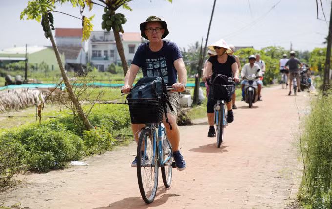 Khách quốc tế đạp xe tham quan làng rau Trà Quế, Hội An tháng 11. Ảnh: Đắc Thành