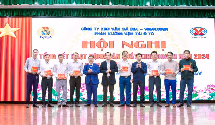 Lãnh đạo Công ty trao danh hiệu “Thợ mỏ vẻ vang” cho CBCNV Phân xưởng Vận tải ô tô. (Ảnh: Công ty Kho vận Đá Bạc cung cấp)