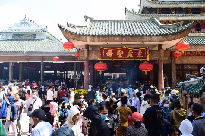 Người dân, du khách viếng miếu Bà Chúa Xứ tại TP Châu Đốc, tỉnh An Giang đầu năm 2023. Ảnh: Thanh Tùng
