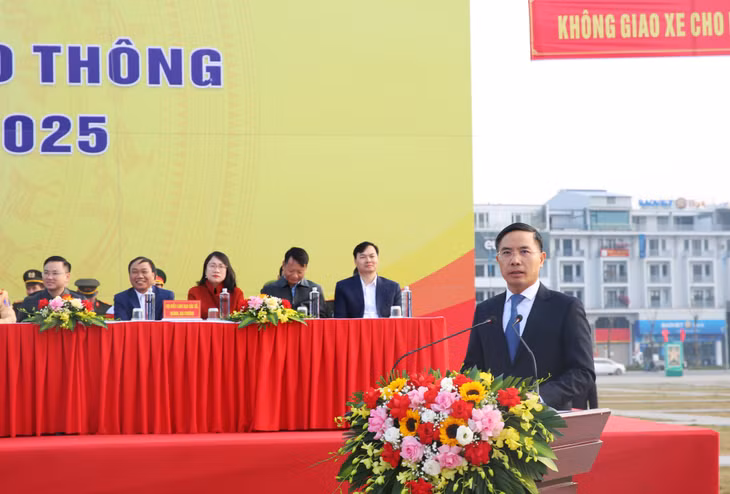 Đồng chí Phạm Đức Ấn, Phó Bí thư Tỉnh ủy, Chủ tịch UBND tỉnh, Trưởng Ban ATGT tỉnh phát biểu tại lễ phát động.