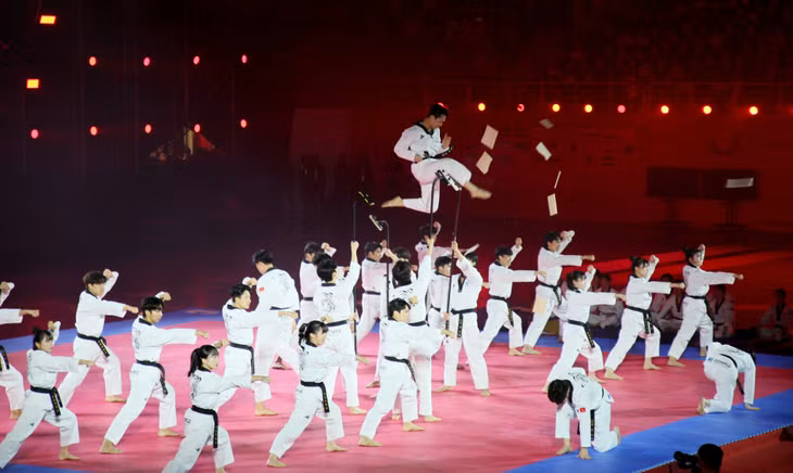 Màn biểu diễn Taekwondo của các VĐV đoàn Cơ quan Cảnh sát quốc gia Hàn Quốc là một trong những điểm nhấn trong lễ khai mạc Giải.