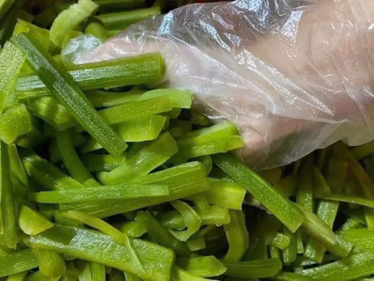 Trên thị trường, rau tiến vua có giá từ 350.000-550.000 đồng/kg. Ảnh: NVCC