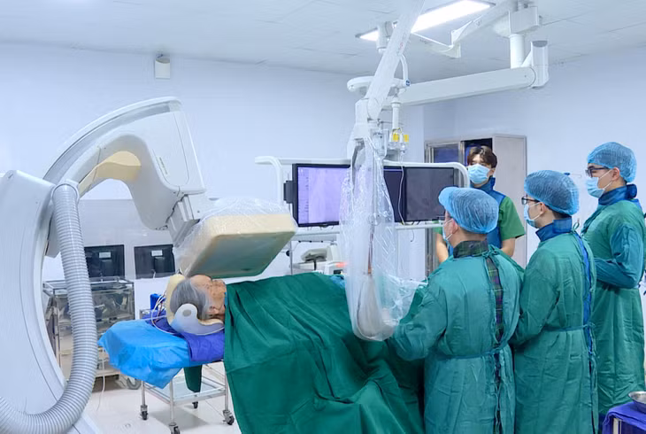 Ca can thiệp tim mạch cho người bệnh tại Bệnh viện Bãi Cháy.