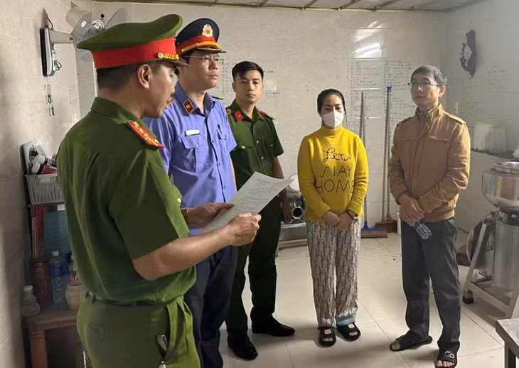 Cơ quan công an tống đạt các quyết định - Ảnh: H.B.
