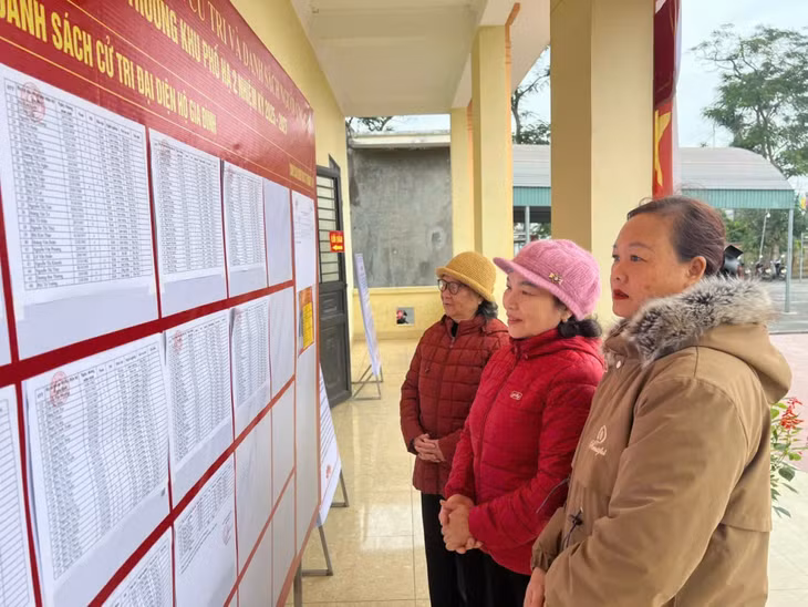 Cử tri khu Yên Sinh, phường Tràng An, TP Đông Triều, xem danh sách cử tri được niêm yết tại nhà văn hóa.