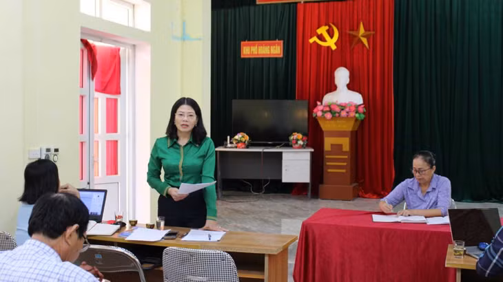 Đồng chí Đỗ Thị Ninh Hường, Bí thư Huyện ủy, dự sinh hoạt chi bộ phố Hoàng Ngân, thị trấn Đầm Hà, huyện Đầm Hà. Ảnh: Trung tâm TT&VH Đâm Hà