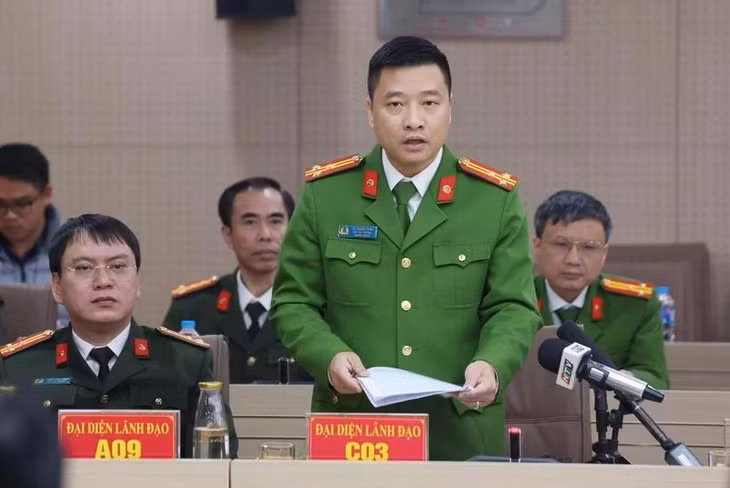 Thượng tá Vũ Thanh Tùng, Phó Cục trưởng Cục Cảnh sát điều tra tội phạm về tham nhũng, kinh tế, buôn lậu trả lời câu hỏi của phóng viên các cơ quan thông tấn, báo chí. (Ảnh: Phạm Kiên/TTXVN)