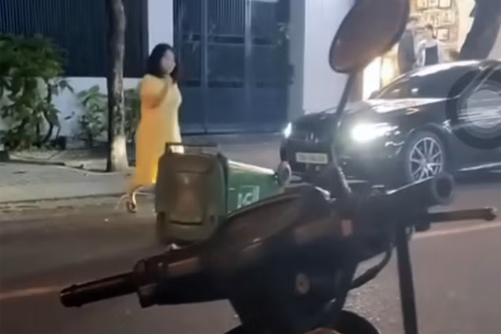 Người phụ nữ đá thùng rác ra giữa đường bị quay lại. Ảnh: MXH
