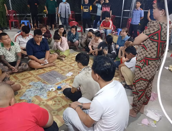 44 đối tượng tham gia tổ chức và trực tiếp đánh bạc bị cảnh sát bắt quả tang ở Long An. Ảnh: MĐ.