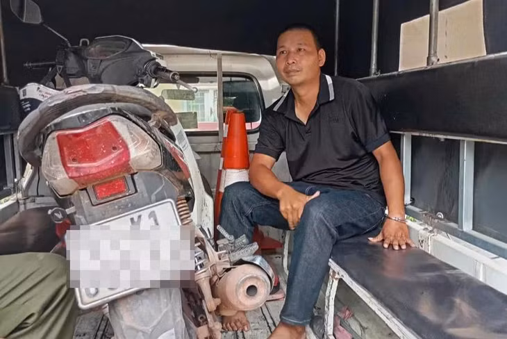Công an xã Tân Long bắt giữ được người trộm xe máy cùng tang vật. Ảnh: CA