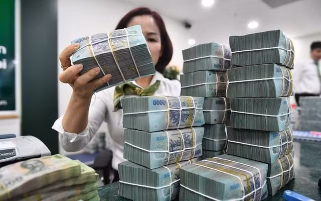 Lãi suất trái phiếu cao hơn gửi tiết kiệm (ảnh: Như Ý).