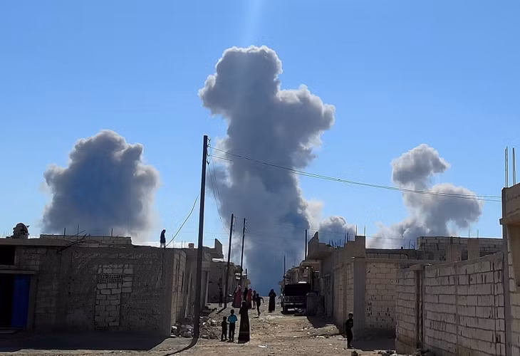 Khói bốc lên sau cuộc tấn công của Israel tại thành phố Palmyra, miền Trung Syria. Ảnh: THX/TTXVN