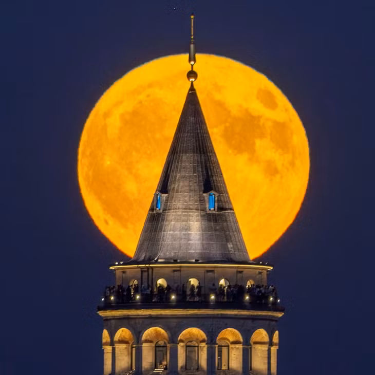 Siêu trăng Xanh cũng xuất hiện qua tháp Galata lịch sử ở Istanbul, Thổ Nhĩ Kỳ ngày 19/8 tạo nên khung cảnh thơ mộng, kỳ ảo. Tháp Galata là công trình cổ, được xây dựng vào khoảng năm 1348 theo phong cách kiến trúc Gothic, mang lại vẻ đẹp cổ kính và ấn tượng. Tháp cao 67,89 m bao gồm cả đài quan sát ở đỉnh. Ảnh: Umit Bektas/Reuters.