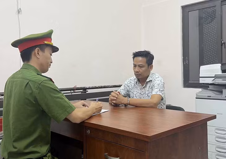 Đối tượng Nguyễn Nhật Tùng bị bắt giữ về tội danh lừa đảo, chiếm đoạt tài sản. Ảnh: Công an TPHCM cung cấp