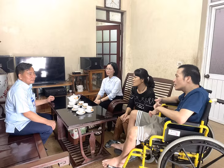 Anh Nguyễn Trung Kiên (khu Nam Tiến, phường Cẩm Bình, TP Cẩm Phả) được cán bộ địa phương thông báo việc nâng mức thụ hưởng chính sách trợ cấp xã hội hằng tháng