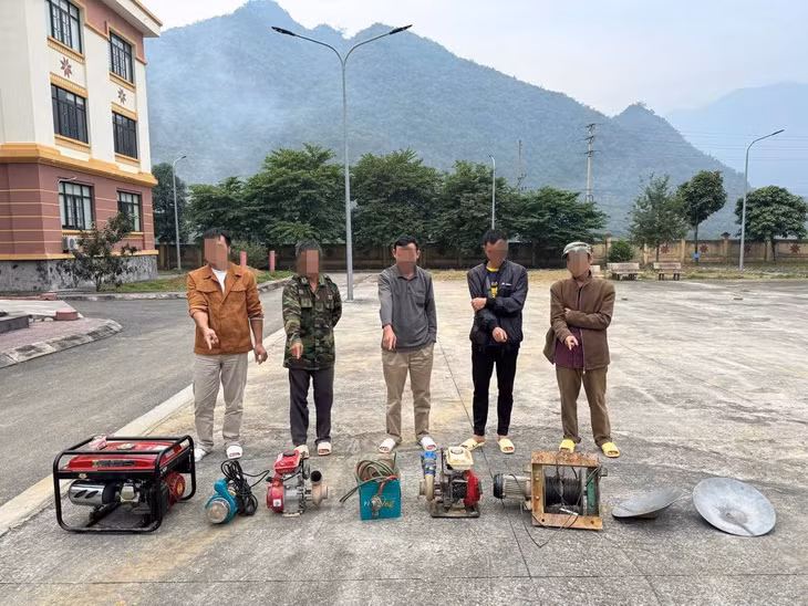 Các đối tượng cùng tang vật. Ảnh: Công an Hòa Bình