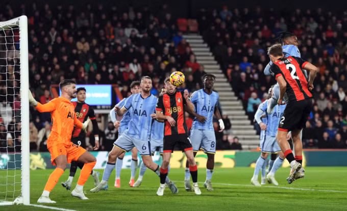 Huijsen ghi bàn, mang về chiến thắng cho Bournemouth trước Tottenham vào tối 5/12. Ảnh: PA
