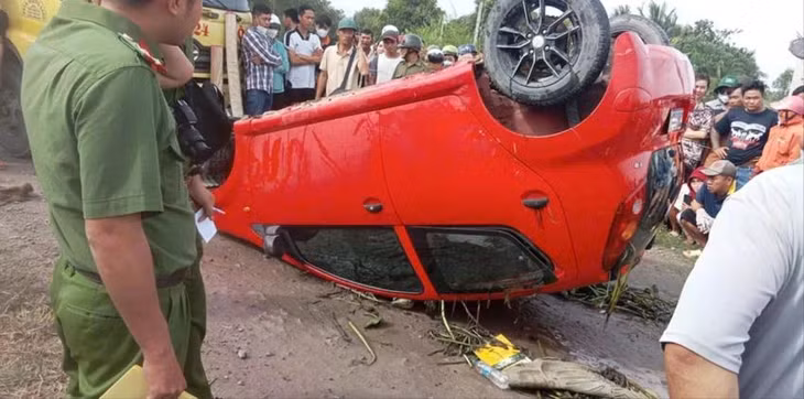 Lực lượng chức năng đang tiến hành điều tra vụ tai nạn ô tô lao xuống kênh. Ảnh: CTV