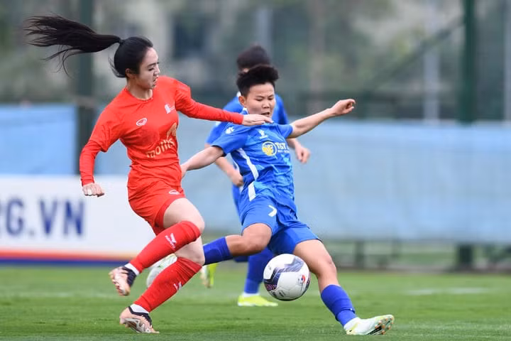 Thái Nguyên (xanh) vào chơi trận chung kết.