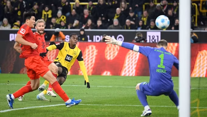 Jamie Bynoe-Gittens sút chéo góc, mở tỷ số trận Dortmund hòa Bayern 1-1 ở vòng 12 Bundesliga ngày 30/11. Ảnh: FC Bayern