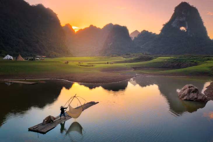 Nhiều năm gần đây, núi Mắt Thần trở thành điểm đến yêu thích của các tín đồ du lịch nhờ phong cảnh thiên nhiên tươi đẹp, hùng vĩ.