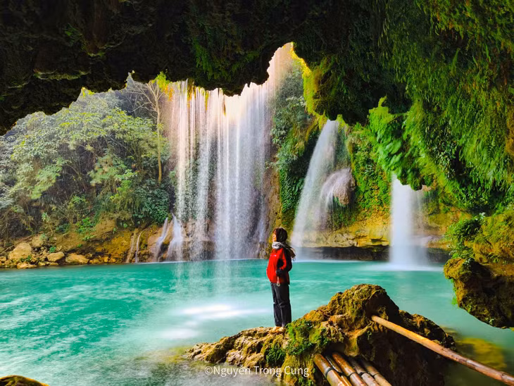 Mỗi mùa, thác Chiềng Khoa mang một nét đẹp riêng. Mùa nắng, nước trong vắt, chảy nhẹ nhàng, thích hợp để khám phá và nghỉ ngơi. Ảnh: Nguyễn Trọng Cung
