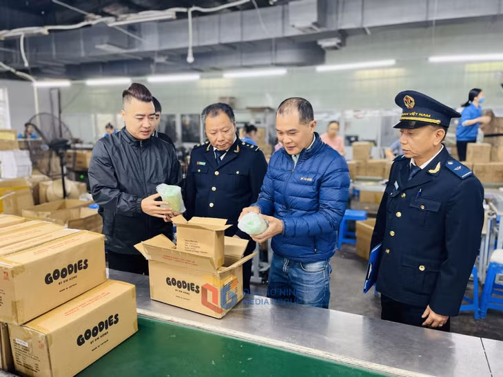 Công chức Chi cục Hải quan cửa khẩu cảng Hòn Gai trực tiếp nắm bắt tình hình sản xuất của Công ty TNHH MTV Nến nghệ thuật AIDI Việt Nam (KCN Cái Lân, TP Hạ Long) để kịp thời hỗ trợ doanh nghiệp.